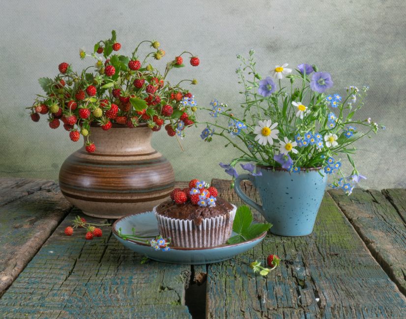 Pastelkleurige keukenkastjes met handgeschilderde decoraties.
