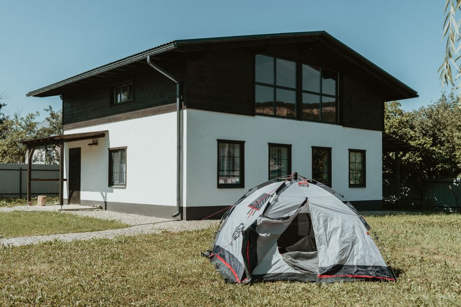 Glamping tent met sfeervolle verlichting en meubels.