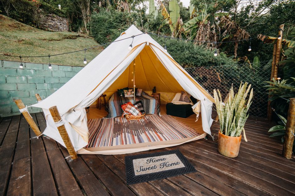 Comfortabele hangstoel in een stijlvolle glamping setting.