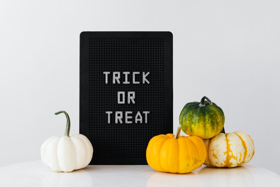 Minimalistisch Scandinavisch Halloween-interieur met pompoenen.
