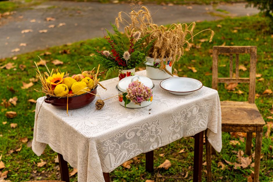 Gezellige eethoek vol herfstdecoraties.