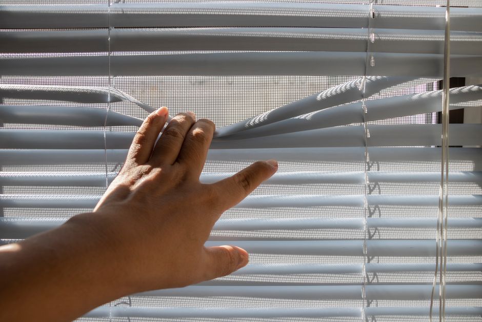 Rolgordijn met sterrenpatroon verlicht kamer speels.